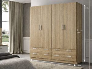 Armario ropero de dormitorio en madera color roble natural con 4 puertas abatibles, 4 cajones inferiores y tiradores metálicos plateados.