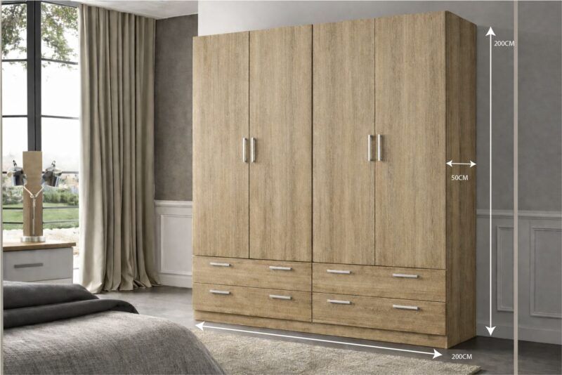 Armario ropero de dormitorio en madera color roble natural con 4 puertas abatibles, 4 cajones inferiores y tiradores metálicos plateados.